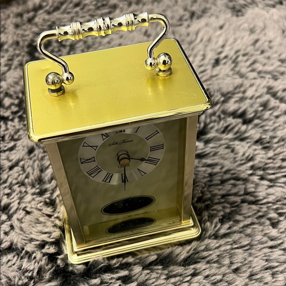 Elegant Gold Table Clock - Picture 2 of 8
